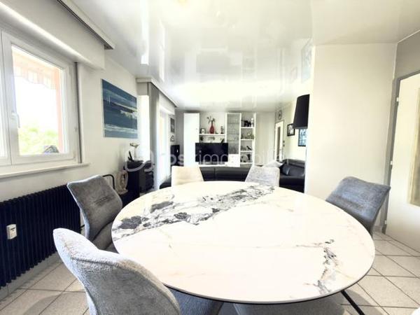 À découvrir sans tarder !

Au sein d'une copropriété bien entretenue à Pfastatt, découvrez ce bel appartement de 92 m2, 4 pièces aux volumes généreux, idéal pour une résidence principale comme pour un investissement patrimonial.

Situé au 2ᵉ et dernier étage de la résidence, cet appartement lumineux bénéficie d'un agencement fonctionnel. Il se compose d'une entrée avec rangements, d'un agréable séjour ouvrant sur un premier balcon, d'une cuisine indépendante avec accès à un second balcon, de deux chambres confortables, d'une salle de bain ainsi que de toilettes séparées. 

Les points forts :

- 2 chambres
- Séjour spacieux et lumineux
- Cuisine indépendante et equipée
- 2 balcons
- Salle de bain à personnaliser selon vos envies
- WC séparés
- Cave privative
- Garage fermé
- Place de parking privative
- Nombreux rangements

Côté copropriété :
Toiture refaite
Petite copropriété bien entretenue
Chauffage collectif
Eau chaude et eau froide comprises dans les charges

Situé à proximité des commerces, écoles, transports et axes routiers, cet appartement offre un cadre de vie pratique et agréable.

Un bien rare sur le secteur grâce à ses annexes recherchées : garage, parking, cave et double balcon.

Charges mensuelles: 290 €
Taxes foncières: 1387 euros 
Prix : 181 000 € FAI

À visiter rapidement !
Pour tout renseignement complémentaire ou pour organiser une visite, contactez-nous.