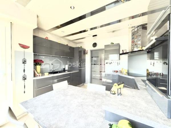 À découvrir sans tarder !

Au sein d'une copropriété bien entretenue à Pfastatt, découvrez ce bel appartement de 92 m2, 4 pièces aux volumes généreux, idéal pour une résidence principale comme pour un investissement patrimonial.

Situé au 2ᵉ et dernier étage de la résidence, cet appartement lumineux bénéficie d'un agencement fonctionnel. Il se compose d'une entrée avec rangements, d'un agréable séjour ouvrant sur un premier balcon, d'une cuisine indépendante avec accès à un second balcon, de deux chambres confortables, d'une salle de bain ainsi que de toilettes séparées. 

Les points forts :

- 2 chambres
- Séjour spacieux et lumineux
- Cuisine indépendante et equipée
- 2 balcons
- Salle de bain à personnaliser selon vos envies
- WC séparés
- Cave privative
- Garage fermé
- Place de parking privative
- Nombreux rangements

Côté copropriété :
Toiture refaite
Petite copropriété bien entretenue
Chauffage collectif
Eau chaude et eau froide comprises dans les charges

Situé à proximité des commerces, écoles, transports et axes routiers, cet appartement offre un cadre de vie pratique et agréable.

Un bien rare sur le secteur grâce à ses annexes recherchées : garage, parking, cave et double balcon.

Charges mensuelles: 290 €
Taxes foncières: 1387 euros 
Prix : 181 000 € FAI

À visiter rapidement !
Pour tout renseignement complémentaire ou pour organiser une visite, contactez-nous.