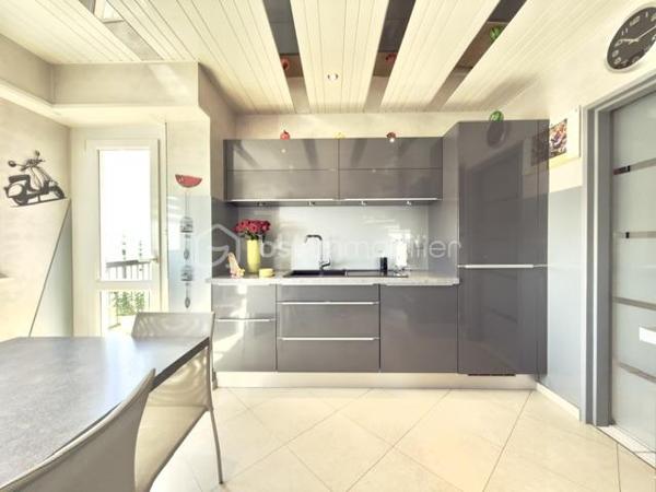 À découvrir sans tarder !

Au sein d'une copropriété bien entretenue à Pfastatt, découvrez ce bel appartement de 92 m2, 4 pièces aux volumes généreux, idéal pour une résidence principale comme pour un investissement patrimonial.

Situé au 2ᵉ et dernier étage de la résidence, cet appartement lumineux bénéficie d'un agencement fonctionnel. Il se compose d'une entrée avec rangements, d'un agréable séjour ouvrant sur un premier balcon, d'une cuisine indépendante avec accès à un second balcon, de deux chambres confortables, d'une salle de bain ainsi que de toilettes séparées. 

Les points forts :

- 2 chambres
- Séjour spacieux et lumineux
- Cuisine indépendante et equipée
- 2 balcons
- Salle de bain à personnaliser selon vos envies
- WC séparés
- Cave privative
- Garage fermé
- Place de parking privative
- Nombreux rangements

Côté copropriété :
Toiture refaite
Petite copropriété bien entretenue
Chauffage collectif
Eau chaude et eau froide comprises dans les charges

Situé à proximité des commerces, écoles, transports et axes routiers, cet appartement offre un cadre de vie pratique et agréable.

Un bien rare sur le secteur grâce à ses annexes recherchées : garage, parking, cave et double balcon.

Charges mensuelles: 290 €
Taxes foncières: 1387 euros 
Prix : 181 000 € FAI

À visiter rapidement !
Pour tout renseignement complémentaire ou pour organiser une visite, contactez-nous.