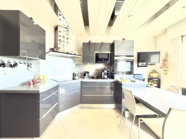 À découvrir sans tarder !

Au sein d'une copropriété bien entretenue à Pfastatt, découvrez ce bel appartement de 92 m2, 4 pièces aux volumes généreux, idéal pour une résidence principale comme pour un investissement patrimonial.

Situé au 2ᵉ et dernier étage de la résidence, cet appartement lumineux bénéficie d'un agencement fonctionnel. Il se compose d'une entrée avec rangements, d'un agréable séjour ouvrant sur un premier balcon, d'une cuisine indépendante avec accès à un second balcon, de deux chambres confortables, d'une salle de bain ainsi que de toilettes séparées. 

Les points forts :

- 2 chambres
- Séjour spacieux et lumineux
- Cuisine indépendante et equipée
- 2 balcons
- Salle de bain à personnaliser selon vos envies
- WC séparés
- Cave privative
- Garage fermé
- Place de parking privative
- Nombreux rangements

Côté copropriété :
Toiture refaite
Petite copropriété bien entretenue
Chauffage collectif
Eau chaude et eau froide comprises dans les charges

Situé à proximité des commerces, écoles, transports et axes routiers, cet appartement offre un cadre de vie pratique et agréable.

Un bien rare sur le secteur grâce à ses annexes recherchées : garage, parking, cave et double balcon.

Charges mensuelles: 290 €
Taxes foncières: 1387 euros 
Prix : 181 000 € FAI

À visiter rapidement !
Pour tout renseignement complémentaire ou pour organiser une visite, contactez-nous.