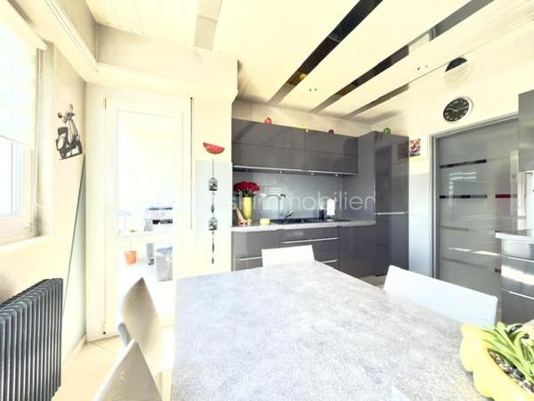 À découvrir sans tarder !

Au sein d'une copropriété bien entretenue à Pfastatt, découvrez ce bel appartement de 92 m2, 4 pièces aux volumes généreux, idéal pour une résidence principale comme pour un investissement patrimonial.

Situé au 2ᵉ et dernier étage de la résidence, cet appartement lumineux bénéficie d'un agencement fonctionnel. Il se compose d'une entrée avec rangements, d'un agréable séjour ouvrant sur un premier balcon, d'une cuisine indépendante avec accès à un second balcon, de deux chambres confortables, d'une salle de bain ainsi que de toilettes séparées. 

Les points forts :

- 2 chambres
- Séjour spacieux et lumineux
- Cuisine indépendante et equipée
- 2 balcons
- Salle de bain à personnaliser selon vos envies
- WC séparés
- Cave privative
- Garage fermé
- Place de parking privative
- Nombreux rangements

Côté copropriété :
Toiture refaite
Petite copropriété bien entretenue
Chauffage collectif
Eau chaude et eau froide comprises dans les charges

Situé à proximité des commerces, écoles, transports et axes routiers, cet appartement offre un cadre de vie pratique et agréable.

Un bien rare sur le secteur grâce à ses annexes recherchées : garage, parking, cave et double balcon.

Charges mensuelles: 290 €
Taxes foncières: 1387 euros 
Prix : 181 000 € FAI

À visiter rapidement !
Pour tout renseignement complémentaire ou pour organiser une visite, contactez-nous.