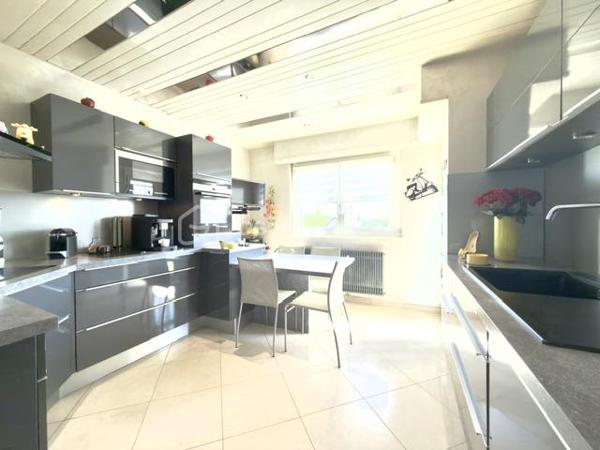 À découvrir sans tarder !

Au sein d'une copropriété bien entretenue à Pfastatt, découvrez ce bel appartement de 92 m2, 4 pièces aux volumes généreux, idéal pour une résidence principale comme pour un investissement patrimonial.

Situé au 2ᵉ et dernier étage de la résidence, cet appartement lumineux bénéficie d'un agencement fonctionnel. Il se compose d'une entrée avec rangements, d'un agréable séjour ouvrant sur un premier balcon, d'une cuisine indépendante avec accès à un second balcon, de deux chambres confortables, d'une salle de bain ainsi que de toilettes séparées. 

Les points forts :

- 2 chambres
- Séjour spacieux et lumineux
- Cuisine indépendante et equipée
- 2 balcons
- Salle de bain à personnaliser selon vos envies
- WC séparés
- Cave privative
- Garage fermé
- Place de parking privative
- Nombreux rangements

Côté copropriété :
Toiture refaite
Petite copropriété bien entretenue
Chauffage collectif
Eau chaude et eau froide comprises dans les charges

Situé à proximité des commerces, écoles, transports et axes routiers, cet appartement offre un cadre de vie pratique et agréable.

Un bien rare sur le secteur grâce à ses annexes recherchées : garage, parking, cave et double balcon.

Charges mensuelles: 290 €
Taxes foncières: 1387 euros 
Prix : 181 000 € FAI

À visiter rapidement !
Pour tout renseignement complémentaire ou pour organiser une visite, contactez-nous.