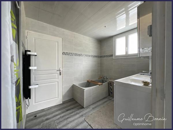 Maison à vendre 5 pièces de 129m², 3 chambres, suite parentale, SPA, garages à NOUAILLÉ-MAUPERTUIS 86340