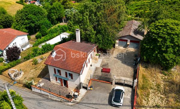 À seulement quelques minutes du centre-ville d'Auch, dans le quartier très recherché du Seilhan, découvrez cette maison d'environ 135 m² habitables offrant 4 chambres, un terrain d'environ 1 600 m² et une remarquable dépendance de 57 m². À proximité immédiate des commerces (Leclerc, Intermarché), des médecins, des écoles et des berges du Gers, elle réunit espace, fonctionnalité et potentiel.
La dépendance de 57 m², équipée d'une fosse mécanique et d'une pièce carrelée avec eau et électricité, constitue un véritable atout pour un artisan, un passionné d'automobile ou toute personne recherchant un vaste espace polyvalent.

Le rez-de-chaussée accueille une cuisine aménagée et équipée, un salon chaleureux sublimé par une magnifique cheminée en travertin, deux salles d'eau, un WC indépendant ainsi qu'un espace bureau ou dressing. À l'étage, accessible également par une entrée indépendante, vous découvrirez quatre chambres, une kitchenette, un WC et une pièce disposant déjà des arrivées d'eau et des évacuations nécessaires à la création d'une salle d'eau. Cette configuration offre de nombreuses possibilités d'aménagement selon vos projets, qu'il s'agisse d'une grande maison familiale, d'un espace indépendant ou d'une activité professionnelle..

Le chauffage est assuré par une chaudière au gaz, complétée par une climatisation réversible au rez-de-chaussée et un système gainable à l'étage, garantissant un confort toute l'année.

À l'extérieur, le terrain d'environ 1 600 m² offre plusieurs espaces distincts : jardin, vaste cour de stationnement, dépendance et différents enclos clôturés pouvant accueillir des petits animaux, être transformés en potager  ou être réaménagés selon vos envies. Depuis l'étage, certaines pièces bénéficient d'une agréable vue sur la cathédrale d'Auch.

Les + qui font la différence :

-  Quartier résidentiel recherché du Seilhan
-  DPE C 
-  Terrain clos et arboré
-  4 chambres
-  Hangar indépendant de 57 m²
-  Fosse mécanique dans le garage + pièce carrelée
-  Grand espace de stationnement
-  Chauffage gaz + climatisation réversible + gainable à l'étage
-  Belle vue dégagée et vue sur la cathédrale depuis certaines pièces de l'étage.
-  Proximité immédiate de Leclerc, Intermarché, des médecins, des écoles et des berges du Gers
-  Fort potentiel pour une famille, un artisan ou une activité nécessitant un grand espace de stockage

Une propriété aux multiples atouts, alliant le charme de l'ancien rénové, des équipements modernes, de généreuses dépendances et un emplacement privilégié dans le quartier du Seilhan. Une visite vous permettra d'en apprécier tout le potentiel.

*** Visite virtuelle sur demande***