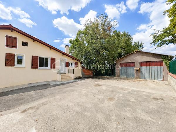 À seulement quelques minutes du centre-ville d'Auch, dans le quartier très recherché du Seilhan, découvrez cette maison d'environ 135 m² habitables offrant 4 chambres, un terrain d'environ 1 600 m² et une remarquable dépendance de 57 m². À proximité immédiate des commerces (Leclerc, Intermarché), des médecins, des écoles et des berges du Gers, elle réunit espace, fonctionnalité et potentiel.
La dépendance de 57 m², équipée d'une fosse mécanique et d'une pièce carrelée avec eau et électricité, constitue un véritable atout pour un artisan, un passionné d'automobile ou toute personne recherchant un vaste espace polyvalent.

Le rez-de-chaussée accueille une cuisine aménagée et équipée, un salon chaleureux sublimé par une magnifique cheminée en travertin, deux salles d'eau, un WC indépendant ainsi qu'un espace bureau ou dressing. À l'étage, accessible également par une entrée indépendante, vous découvrirez quatre chambres, une kitchenette, un WC et une pièce disposant déjà des arrivées d'eau et des évacuations nécessaires à la création d'une salle d'eau. Cette configuration offre de nombreuses possibilités d'aménagement selon vos projets, qu'il s'agisse d'une grande maison familiale, d'un espace indépendant ou d'une activité professionnelle..

Le chauffage est assuré par une chaudière au gaz, complétée par une climatisation réversible au rez-de-chaussée et un système gainable à l'étage, garantissant un confort toute l'année.

À l'extérieur, le terrain d'environ 1 600 m² offre plusieurs espaces distincts : jardin, vaste cour de stationnement, dépendance et différents enclos clôturés pouvant accueillir des petits animaux, être transformés en potager  ou être réaménagés selon vos envies. Depuis l'étage, certaines pièces bénéficient d'une agréable vue sur la cathédrale d'Auch.

Les + qui font la différence :

-  Quartier résidentiel recherché du Seilhan
-  DPE C 
-  Terrain clos et arboré
-  4 chambres
-  Hangar indépendant de 57 m²
-  Fosse mécanique dans le garage + pièce carrelée
-  Grand espace de stationnement
-  Chauffage gaz + climatisation réversible + gainable à l'étage
-  Belle vue dégagée et vue sur la cathédrale depuis certaines pièces de l'étage.
-  Proximité immédiate de Leclerc, Intermarché, des médecins, des écoles et des berges du Gers
-  Fort potentiel pour une famille, un artisan ou une activité nécessitant un grand espace de stockage

Une propriété aux multiples atouts, alliant le charme de l'ancien rénové, des équipements modernes, de généreuses dépendances et un emplacement privilégié dans le quartier du Seilhan. Une visite vous permettra d'en apprécier tout le potentiel.

*** Visite virtuelle sur demande***