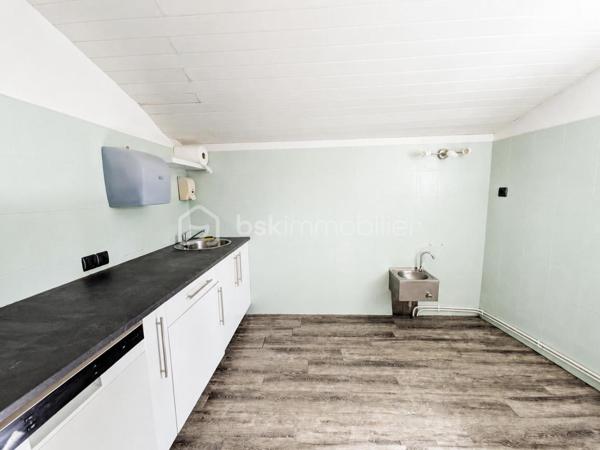 À seulement quelques minutes du centre-ville d'Auch, dans le quartier très recherché du Seilhan, découvrez cette maison d'environ 135 m² habitables offrant 4 chambres, un terrain d'environ 1 600 m² et une remarquable dépendance de 57 m². À proximité immédiate des commerces (Leclerc, Intermarché), des médecins, des écoles et des berges du Gers, elle réunit espace, fonctionnalité et potentiel.
La dépendance de 57 m², équipée d'une fosse mécanique et d'une pièce carrelée avec eau et électricité, constitue un véritable atout pour un artisan, un passionné d'automobile ou toute personne recherchant un vaste espace polyvalent.

Le rez-de-chaussée accueille une cuisine aménagée et équipée, un salon chaleureux sublimé par une magnifique cheminée en travertin, deux salles d'eau, un WC indépendant ainsi qu'un espace bureau ou dressing. À l'étage, accessible également par une entrée indépendante, vous découvrirez quatre chambres, une kitchenette, un WC et une pièce disposant déjà des arrivées d'eau et des évacuations nécessaires à la création d'une salle d'eau. Cette configuration offre de nombreuses possibilités d'aménagement selon vos projets, qu'il s'agisse d'une grande maison familiale, d'un espace indépendant ou d'une activité professionnelle..

Le chauffage est assuré par une chaudière au gaz, complétée par une climatisation réversible au rez-de-chaussée et un système gainable à l'étage, garantissant un confort toute l'année.

À l'extérieur, le terrain d'environ 1 600 m² offre plusieurs espaces distincts : jardin, vaste cour de stationnement, dépendance et différents enclos clôturés pouvant accueillir des petits animaux, être transformés en potager  ou être réaménagés selon vos envies. Depuis l'étage, certaines pièces bénéficient d'une agréable vue sur la cathédrale d'Auch.

Les + qui font la différence :

-  Quartier résidentiel recherché du Seilhan
-  DPE C 
-  Terrain clos et arboré
-  4 chambres
-  Hangar indépendant de 57 m²
-  Fosse mécanique dans le garage + pièce carrelée
-  Grand espace de stationnement
-  Chauffage gaz + climatisation réversible + gainable à l'étage
-  Belle vue dégagée et vue sur la cathédrale depuis certaines pièces de l'étage.
-  Proximité immédiate de Leclerc, Intermarché, des médecins, des écoles et des berges du Gers
-  Fort potentiel pour une famille, un artisan ou une activité nécessitant un grand espace de stockage

Une propriété aux multiples atouts, alliant le charme de l'ancien rénové, des équipements modernes, de généreuses dépendances et un emplacement privilégié dans le quartier du Seilhan. Une visite vous permettra d'en apprécier tout le potentiel.

*** Visite virtuelle sur demande***