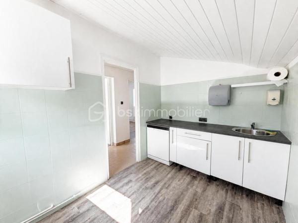 À seulement quelques minutes du centre-ville d'Auch, dans le quartier très recherché du Seilhan, découvrez cette maison d'environ 135 m² habitables offrant 4 chambres, un terrain d'environ 1 600 m² et une remarquable dépendance de 57 m². À proximité immédiate des commerces (Leclerc, Intermarché), des médecins, des écoles et des berges du Gers, elle réunit espace, fonctionnalité et potentiel.
La dépendance de 57 m², équipée d'une fosse mécanique et d'une pièce carrelée avec eau et électricité, constitue un véritable atout pour un artisan, un passionné d'automobile ou toute personne recherchant un vaste espace polyvalent.

Le rez-de-chaussée accueille une cuisine aménagée et équipée, un salon chaleureux sublimé par une magnifique cheminée en travertin, deux salles d'eau, un WC indépendant ainsi qu'un espace bureau ou dressing. À l'étage, accessible également par une entrée indépendante, vous découvrirez quatre chambres, une kitchenette, un WC et une pièce disposant déjà des arrivées d'eau et des évacuations nécessaires à la création d'une salle d'eau. Cette configuration offre de nombreuses possibilités d'aménagement selon vos projets, qu'il s'agisse d'une grande maison familiale, d'un espace indépendant ou d'une activité professionnelle..

Le chauffage est assuré par une chaudière au gaz, complétée par une climatisation réversible au rez-de-chaussée et un système gainable à l'étage, garantissant un confort toute l'année.

À l'extérieur, le terrain d'environ 1 600 m² offre plusieurs espaces distincts : jardin, vaste cour de stationnement, dépendance et différents enclos clôturés pouvant accueillir des petits animaux, être transformés en potager  ou être réaménagés selon vos envies. Depuis l'étage, certaines pièces bénéficient d'une agréable vue sur la cathédrale d'Auch.

Les + qui font la différence :

-  Quartier résidentiel recherché du Seilhan
-  DPE C 
-  Terrain clos et arboré
-  4 chambres
-  Hangar indépendant de 57 m²
-  Fosse mécanique dans le garage + pièce carrelée
-  Grand espace de stationnement
-  Chauffage gaz + climatisation réversible + gainable à l'étage
-  Belle vue dégagée et vue sur la cathédrale depuis certaines pièces de l'étage.
-  Proximité immédiate de Leclerc, Intermarché, des médecins, des écoles et des berges du Gers
-  Fort potentiel pour une famille, un artisan ou une activité nécessitant un grand espace de stockage

Une propriété aux multiples atouts, alliant le charme de l'ancien rénové, des équipements modernes, de généreuses dépendances et un emplacement privilégié dans le quartier du Seilhan. Une visite vous permettra d'en apprécier tout le potentiel.

*** Visite virtuelle sur demande***