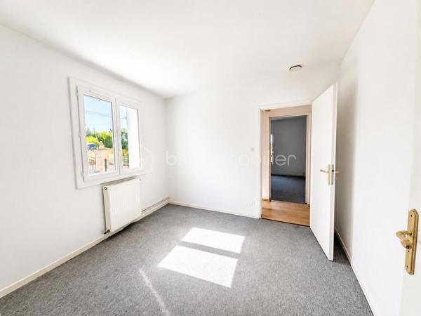 À seulement quelques minutes du centre-ville d'Auch, dans le quartier très recherché du Seilhan, découvrez cette maison d'environ 135 m² habitables offrant 4 chambres, un terrain d'environ 1 600 m² et une remarquable dépendance de 57 m². À proximité immédiate des commerces (Leclerc, Intermarché), des médecins, des écoles et des berges du Gers, elle réunit espace, fonctionnalité et potentiel.
La dépendance de 57 m², équipée d'une fosse mécanique et d'une pièce carrelée avec eau et électricité, constitue un véritable atout pour un artisan, un passionné d'automobile ou toute personne recherchant un vaste espace polyvalent.

Le rez-de-chaussée accueille une cuisine aménagée et équipée, un salon chaleureux sublimé par une magnifique cheminée en travertin, deux salles d'eau, un WC indépendant ainsi qu'un espace bureau ou dressing. À l'étage, accessible également par une entrée indépendante, vous découvrirez quatre chambres, une kitchenette, un WC et une pièce disposant déjà des arrivées d'eau et des évacuations nécessaires à la création d'une salle d'eau. Cette configuration offre de nombreuses possibilités d'aménagement selon vos projets, qu'il s'agisse d'une grande maison familiale, d'un espace indépendant ou d'une activité professionnelle..

Le chauffage est assuré par une chaudière au gaz, complétée par une climatisation réversible au rez-de-chaussée et un système gainable à l'étage, garantissant un confort toute l'année.

À l'extérieur, le terrain d'environ 1 600 m² offre plusieurs espaces distincts : jardin, vaste cour de stationnement, dépendance et différents enclos clôturés pouvant accueillir des petits animaux, être transformés en potager  ou être réaménagés selon vos envies. Depuis l'étage, certaines pièces bénéficient d'une agréable vue sur la cathédrale d'Auch.

Les + qui font la différence :

-  Quartier résidentiel recherché du Seilhan
-  DPE C 
-  Terrain clos et arboré
-  4 chambres
-  Hangar indépendant de 57 m²
-  Fosse mécanique dans le garage + pièce carrelée
-  Grand espace de stationnement
-  Chauffage gaz + climatisation réversible + gainable à l'étage
-  Belle vue dégagée et vue sur la cathédrale depuis certaines pièces de l'étage.
-  Proximité immédiate de Leclerc, Intermarché, des médecins, des écoles et des berges du Gers
-  Fort potentiel pour une famille, un artisan ou une activité nécessitant un grand espace de stockage

Une propriété aux multiples atouts, alliant le charme de l'ancien rénové, des équipements modernes, de généreuses dépendances et un emplacement privilégié dans le quartier du Seilhan. Une visite vous permettra d'en apprécier tout le potentiel.

*** Visite virtuelle sur demande***