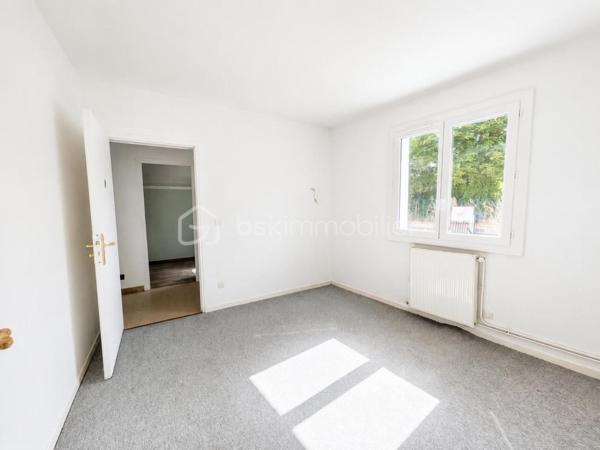 À seulement quelques minutes du centre-ville d'Auch, dans le quartier très recherché du Seilhan, découvrez cette maison d'environ 135 m² habitables offrant 4 chambres, un terrain d'environ 1 600 m² et une remarquable dépendance de 57 m². À proximité immédiate des commerces (Leclerc, Intermarché), des médecins, des écoles et des berges du Gers, elle réunit espace, fonctionnalité et potentiel.
La dépendance de 57 m², équipée d'une fosse mécanique et d'une pièce carrelée avec eau et électricité, constitue un véritable atout pour un artisan, un passionné d'automobile ou toute personne recherchant un vaste espace polyvalent.

Le rez-de-chaussée accueille une cuisine aménagée et équipée, un salon chaleureux sublimé par une magnifique cheminée en travertin, deux salles d'eau, un WC indépendant ainsi qu'un espace bureau ou dressing. À l'étage, accessible également par une entrée indépendante, vous découvrirez quatre chambres, une kitchenette, un WC et une pièce disposant déjà des arrivées d'eau et des évacuations nécessaires à la création d'une salle d'eau. Cette configuration offre de nombreuses possibilités d'aménagement selon vos projets, qu'il s'agisse d'une grande maison familiale, d'un espace indépendant ou d'une activité professionnelle..

Le chauffage est assuré par une chaudière au gaz, complétée par une climatisation réversible au rez-de-chaussée et un système gainable à l'étage, garantissant un confort toute l'année.

À l'extérieur, le terrain d'environ 1 600 m² offre plusieurs espaces distincts : jardin, vaste cour de stationnement, dépendance et différents enclos clôturés pouvant accueillir des petits animaux, être transformés en potager  ou être réaménagés selon vos envies. Depuis l'étage, certaines pièces bénéficient d'une agréable vue sur la cathédrale d'Auch.

Les + qui font la différence :

-  Quartier résidentiel recherché du Seilhan
-  DPE C 
-  Terrain clos et arboré
-  4 chambres
-  Hangar indépendant de 57 m²
-  Fosse mécanique dans le garage + pièce carrelée
-  Grand espace de stationnement
-  Chauffage gaz + climatisation réversible + gainable à l'étage
-  Belle vue dégagée et vue sur la cathédrale depuis certaines pièces de l'étage.
-  Proximité immédiate de Leclerc, Intermarché, des médecins, des écoles et des berges du Gers
-  Fort potentiel pour une famille, un artisan ou une activité nécessitant un grand espace de stockage

Une propriété aux multiples atouts, alliant le charme de l'ancien rénové, des équipements modernes, de généreuses dépendances et un emplacement privilégié dans le quartier du Seilhan. Une visite vous permettra d'en apprécier tout le potentiel.

*** Visite virtuelle sur demande***