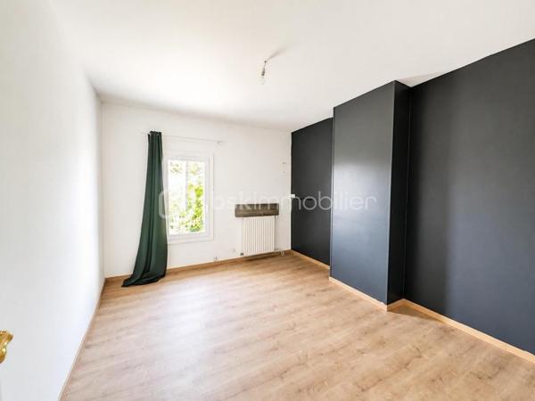 À seulement quelques minutes du centre-ville d'Auch, dans le quartier très recherché du Seilhan, découvrez cette maison d'environ 135 m² habitables offrant 4 chambres, un terrain d'environ 1 600 m² et une remarquable dépendance de 57 m². À proximité immédiate des commerces (Leclerc, Intermarché), des médecins, des écoles et des berges du Gers, elle réunit espace, fonctionnalité et potentiel.
La dépendance de 57 m², équipée d'une fosse mécanique et d'une pièce carrelée avec eau et électricité, constitue un véritable atout pour un artisan, un passionné d'automobile ou toute personne recherchant un vaste espace polyvalent.

Le rez-de-chaussée accueille une cuisine aménagée et équipée, un salon chaleureux sublimé par une magnifique cheminée en travertin, deux salles d'eau, un WC indépendant ainsi qu'un espace bureau ou dressing. À l'étage, accessible également par une entrée indépendante, vous découvrirez quatre chambres, une kitchenette, un WC et une pièce disposant déjà des arrivées d'eau et des évacuations nécessaires à la création d'une salle d'eau. Cette configuration offre de nombreuses possibilités d'aménagement selon vos projets, qu'il s'agisse d'une grande maison familiale, d'un espace indépendant ou d'une activité professionnelle..

Le chauffage est assuré par une chaudière au gaz, complétée par une climatisation réversible au rez-de-chaussée et un système gainable à l'étage, garantissant un confort toute l'année.

À l'extérieur, le terrain d'environ 1 600 m² offre plusieurs espaces distincts : jardin, vaste cour de stationnement, dépendance et différents enclos clôturés pouvant accueillir des petits animaux, être transformés en potager  ou être réaménagés selon vos envies. Depuis l'étage, certaines pièces bénéficient d'une agréable vue sur la cathédrale d'Auch.

Les + qui font la différence :

-  Quartier résidentiel recherché du Seilhan
-  DPE C 
-  Terrain clos et arboré
-  4 chambres
-  Hangar indépendant de 57 m²
-  Fosse mécanique dans le garage + pièce carrelée
-  Grand espace de stationnement
-  Chauffage gaz + climatisation réversible + gainable à l'étage
-  Belle vue dégagée et vue sur la cathédrale depuis certaines pièces de l'étage.
-  Proximité immédiate de Leclerc, Intermarché, des médecins, des écoles et des berges du Gers
-  Fort potentiel pour une famille, un artisan ou une activité nécessitant un grand espace de stockage

Une propriété aux multiples atouts, alliant le charme de l'ancien rénové, des équipements modernes, de généreuses dépendances et un emplacement privilégié dans le quartier du Seilhan. Une visite vous permettra d'en apprécier tout le potentiel.

*** Visite virtuelle sur demande***