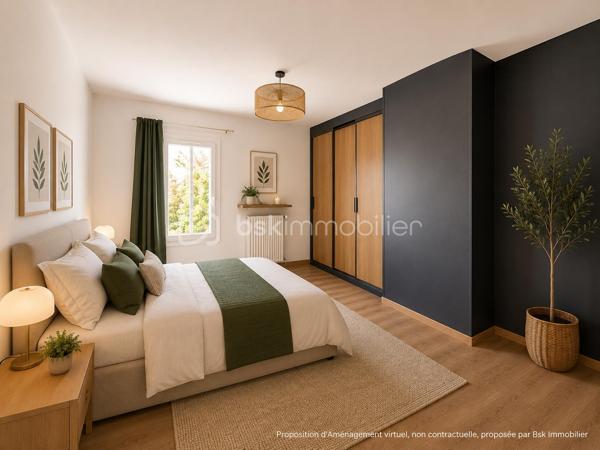 À seulement quelques minutes du centre-ville d'Auch, dans le quartier très recherché du Seilhan, découvrez cette maison d'environ 135 m² habitables offrant 4 chambres, un terrain d'environ 1 600 m² et une remarquable dépendance de 57 m². À proximité immédiate des commerces (Leclerc, Intermarché), des médecins, des écoles et des berges du Gers, elle réunit espace, fonctionnalité et potentiel.
La dépendance de 57 m², équipée d'une fosse mécanique et d'une pièce carrelée avec eau et électricité, constitue un véritable atout pour un artisan, un passionné d'automobile ou toute personne recherchant un vaste espace polyvalent.

Le rez-de-chaussée accueille une cuisine aménagée et équipée, un salon chaleureux sublimé par une magnifique cheminée en travertin, deux salles d'eau, un WC indépendant ainsi qu'un espace bureau ou dressing. À l'étage, accessible également par une entrée indépendante, vous découvrirez quatre chambres, une kitchenette, un WC et une pièce disposant déjà des arrivées d'eau et des évacuations nécessaires à la création d'une salle d'eau. Cette configuration offre de nombreuses possibilités d'aménagement selon vos projets, qu'il s'agisse d'une grande maison familiale, d'un espace indépendant ou d'une activité professionnelle..

Le chauffage est assuré par une chaudière au gaz, complétée par une climatisation réversible au rez-de-chaussée et un système gainable à l'étage, garantissant un confort toute l'année.

À l'extérieur, le terrain d'environ 1 600 m² offre plusieurs espaces distincts : jardin, vaste cour de stationnement, dépendance et différents enclos clôturés pouvant accueillir des petits animaux, être transformés en potager  ou être réaménagés selon vos envies. Depuis l'étage, certaines pièces bénéficient d'une agréable vue sur la cathédrale d'Auch.

Les + qui font la différence :

-  Quartier résidentiel recherché du Seilhan
-  DPE C 
-  Terrain clos et arboré
-  4 chambres
-  Hangar indépendant de 57 m²
-  Fosse mécanique dans le garage + pièce carrelée
-  Grand espace de stationnement
-  Chauffage gaz + climatisation réversible + gainable à l'étage
-  Belle vue dégagée et vue sur la cathédrale depuis certaines pièces de l'étage.
-  Proximité immédiate de Leclerc, Intermarché, des médecins, des écoles et des berges du Gers
-  Fort potentiel pour une famille, un artisan ou une activité nécessitant un grand espace de stockage

Une propriété aux multiples atouts, alliant le charme de l'ancien rénové, des équipements modernes, de généreuses dépendances et un emplacement privilégié dans le quartier du Seilhan. Une visite vous permettra d'en apprécier tout le potentiel.

*** Visite virtuelle sur demande***