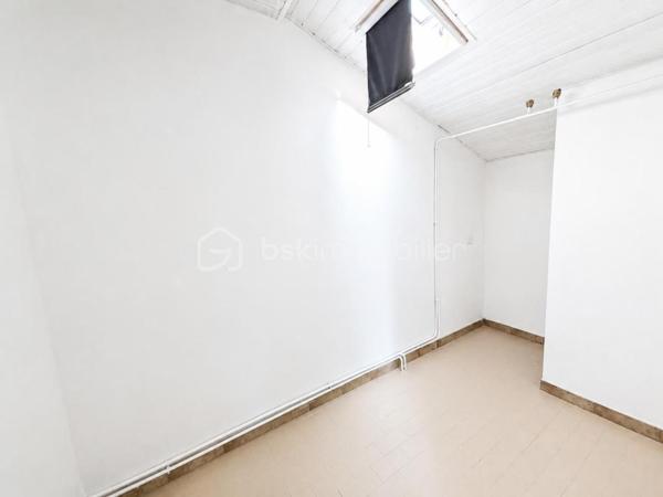 À seulement quelques minutes du centre-ville d'Auch, dans le quartier très recherché du Seilhan, découvrez cette maison d'environ 135 m² habitables offrant 4 chambres, un terrain d'environ 1 600 m² et une remarquable dépendance de 57 m². À proximité immédiate des commerces (Leclerc, Intermarché), des médecins, des écoles et des berges du Gers, elle réunit espace, fonctionnalité et potentiel.
La dépendance de 57 m², équipée d'une fosse mécanique et d'une pièce carrelée avec eau et électricité, constitue un véritable atout pour un artisan, un passionné d'automobile ou toute personne recherchant un vaste espace polyvalent.

Le rez-de-chaussée accueille une cuisine aménagée et équipée, un salon chaleureux sublimé par une magnifique cheminée en travertin, deux salles d'eau, un WC indépendant ainsi qu'un espace bureau ou dressing. À l'étage, accessible également par une entrée indépendante, vous découvrirez quatre chambres, une kitchenette, un WC et une pièce disposant déjà des arrivées d'eau et des évacuations nécessaires à la création d'une salle d'eau. Cette configuration offre de nombreuses possibilités d'aménagement selon vos projets, qu'il s'agisse d'une grande maison familiale, d'un espace indépendant ou d'une activité professionnelle..

Le chauffage est assuré par une chaudière au gaz, complétée par une climatisation réversible au rez-de-chaussée et un système gainable à l'étage, garantissant un confort toute l'année.

À l'extérieur, le terrain d'environ 1 600 m² offre plusieurs espaces distincts : jardin, vaste cour de stationnement, dépendance et différents enclos clôturés pouvant accueillir des petits animaux, être transformés en potager  ou être réaménagés selon vos envies. Depuis l'étage, certaines pièces bénéficient d'une agréable vue sur la cathédrale d'Auch.

Les + qui font la différence :

-  Quartier résidentiel recherché du Seilhan
-  DPE C 
-  Terrain clos et arboré
-  4 chambres
-  Hangar indépendant de 57 m²
-  Fosse mécanique dans le garage + pièce carrelée
-  Grand espace de stationnement
-  Chauffage gaz + climatisation réversible + gainable à l'étage
-  Belle vue dégagée et vue sur la cathédrale depuis certaines pièces de l'étage.
-  Proximité immédiate de Leclerc, Intermarché, des médecins, des écoles et des berges du Gers
-  Fort potentiel pour une famille, un artisan ou une activité nécessitant un grand espace de stockage

Une propriété aux multiples atouts, alliant le charme de l'ancien rénové, des équipements modernes, de généreuses dépendances et un emplacement privilégié dans le quartier du Seilhan. Une visite vous permettra d'en apprécier tout le potentiel.

*** Visite virtuelle sur demande***