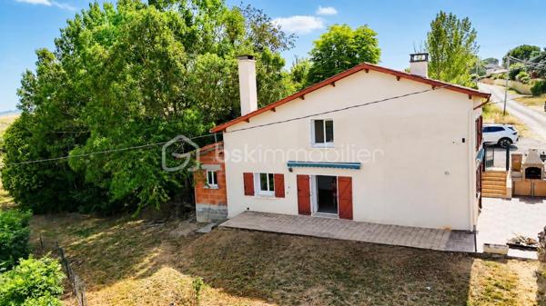 À seulement quelques minutes du centre-ville d'Auch, dans le quartier très recherché du Seilhan, découvrez cette maison d'environ 135 m² habitables offrant 4 chambres, un terrain d'environ 1 600 m² et une remarquable dépendance de 57 m². À proximité immédiate des commerces (Leclerc, Intermarché), des médecins, des écoles et des berges du Gers, elle réunit espace, fonctionnalité et potentiel.
La dépendance de 57 m², équipée d'une fosse mécanique et d'une pièce carrelée avec eau et électricité, constitue un véritable atout pour un artisan, un passionné d'automobile ou toute personne recherchant un vaste espace polyvalent.

Le rez-de-chaussée accueille une cuisine aménagée et équipée, un salon chaleureux sublimé par une magnifique cheminée en travertin, deux salles d'eau, un WC indépendant ainsi qu'un espace bureau ou dressing. À l'étage, accessible également par une entrée indépendante, vous découvrirez quatre chambres, une kitchenette, un WC et une pièce disposant déjà des arrivées d'eau et des évacuations nécessaires à la création d'une salle d'eau. Cette configuration offre de nombreuses possibilités d'aménagement selon vos projets, qu'il s'agisse d'une grande maison familiale, d'un espace indépendant ou d'une activité professionnelle..

Le chauffage est assuré par une chaudière au gaz, complétée par une climatisation réversible au rez-de-chaussée et un système gainable à l'étage, garantissant un confort toute l'année.

À l'extérieur, le terrain d'environ 1 600 m² offre plusieurs espaces distincts : jardin, vaste cour de stationnement, dépendance et différents enclos clôturés pouvant accueillir des petits animaux, être transformés en potager  ou être réaménagés selon vos envies. Depuis l'étage, certaines pièces bénéficient d'une agréable vue sur la cathédrale d'Auch.

Les + qui font la différence :

-  Quartier résidentiel recherché du Seilhan
-  DPE C 
-  Terrain clos et arboré
-  4 chambres
-  Hangar indépendant de 57 m²
-  Fosse mécanique dans le garage + pièce carrelée
-  Grand espace de stationnement
-  Chauffage gaz + climatisation réversible + gainable à l'étage
-  Belle vue dégagée et vue sur la cathédrale depuis certaines pièces de l'étage.
-  Proximité immédiate de Leclerc, Intermarché, des médecins, des écoles et des berges du Gers
-  Fort potentiel pour une famille, un artisan ou une activité nécessitant un grand espace de stockage

Une propriété aux multiples atouts, alliant le charme de l'ancien rénové, des équipements modernes, de généreuses dépendances et un emplacement privilégié dans le quartier du Seilhan. Une visite vous permettra d'en apprécier tout le potentiel.

*** Visite virtuelle sur demande***