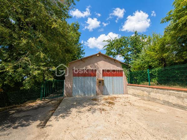 À seulement quelques minutes du centre-ville d'Auch, dans le quartier très recherché du Seilhan, découvrez cette maison d'environ 135 m² habitables offrant 4 chambres, un terrain d'environ 1 600 m² et une remarquable dépendance de 57 m². À proximité immédiate des commerces (Leclerc, Intermarché), des médecins, des écoles et des berges du Gers, elle réunit espace, fonctionnalité et potentiel.
La dépendance de 57 m², équipée d'une fosse mécanique et d'une pièce carrelée avec eau et électricité, constitue un véritable atout pour un artisan, un passionné d'automobile ou toute personne recherchant un vaste espace polyvalent.

Le rez-de-chaussée accueille une cuisine aménagée et équipée, un salon chaleureux sublimé par une magnifique cheminée en travertin, deux salles d'eau, un WC indépendant ainsi qu'un espace bureau ou dressing. À l'étage, accessible également par une entrée indépendante, vous découvrirez quatre chambres, une kitchenette, un WC et une pièce disposant déjà des arrivées d'eau et des évacuations nécessaires à la création d'une salle d'eau. Cette configuration offre de nombreuses possibilités d'aménagement selon vos projets, qu'il s'agisse d'une grande maison familiale, d'un espace indépendant ou d'une activité professionnelle..

Le chauffage est assuré par une chaudière au gaz, complétée par une climatisation réversible au rez-de-chaussée et un système gainable à l'étage, garantissant un confort toute l'année.

À l'extérieur, le terrain d'environ 1 600 m² offre plusieurs espaces distincts : jardin, vaste cour de stationnement, dépendance et différents enclos clôturés pouvant accueillir des petits animaux, être transformés en potager  ou être réaménagés selon vos envies. Depuis l'étage, certaines pièces bénéficient d'une agréable vue sur la cathédrale d'Auch.

Les + qui font la différence :

-  Quartier résidentiel recherché du Seilhan
-  DPE C 
-  Terrain clos et arboré
-  4 chambres
-  Hangar indépendant de 57 m²
-  Fosse mécanique dans le garage + pièce carrelée
-  Grand espace de stationnement
-  Chauffage gaz + climatisation réversible + gainable à l'étage
-  Belle vue dégagée et vue sur la cathédrale depuis certaines pièces de l'étage.
-  Proximité immédiate de Leclerc, Intermarché, des médecins, des écoles et des berges du Gers
-  Fort potentiel pour une famille, un artisan ou une activité nécessitant un grand espace de stockage

Une propriété aux multiples atouts, alliant le charme de l'ancien rénové, des équipements modernes, de généreuses dépendances et un emplacement privilégié dans le quartier du Seilhan. Une visite vous permettra d'en apprécier tout le potentiel.

*** Visite virtuelle sur demande***