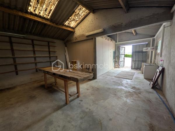 À seulement quelques minutes du centre-ville d'Auch, dans le quartier très recherché du Seilhan, découvrez cette maison d'environ 135 m² habitables offrant 4 chambres, un terrain d'environ 1 600 m² et une remarquable dépendance de 57 m². À proximité immédiate des commerces (Leclerc, Intermarché), des médecins, des écoles et des berges du Gers, elle réunit espace, fonctionnalité et potentiel.
La dépendance de 57 m², équipée d'une fosse mécanique et d'une pièce carrelée avec eau et électricité, constitue un véritable atout pour un artisan, un passionné d'automobile ou toute personne recherchant un vaste espace polyvalent.

Le rez-de-chaussée accueille une cuisine aménagée et équipée, un salon chaleureux sublimé par une magnifique cheminée en travertin, deux salles d'eau, un WC indépendant ainsi qu'un espace bureau ou dressing. À l'étage, accessible également par une entrée indépendante, vous découvrirez quatre chambres, une kitchenette, un WC et une pièce disposant déjà des arrivées d'eau et des évacuations nécessaires à la création d'une salle d'eau. Cette configuration offre de nombreuses possibilités d'aménagement selon vos projets, qu'il s'agisse d'une grande maison familiale, d'un espace indépendant ou d'une activité professionnelle..

Le chauffage est assuré par une chaudière au gaz, complétée par une climatisation réversible au rez-de-chaussée et un système gainable à l'étage, garantissant un confort toute l'année.

À l'extérieur, le terrain d'environ 1 600 m² offre plusieurs espaces distincts : jardin, vaste cour de stationnement, dépendance et différents enclos clôturés pouvant accueillir des petits animaux, être transformés en potager  ou être réaménagés selon vos envies. Depuis l'étage, certaines pièces bénéficient d'une agréable vue sur la cathédrale d'Auch.

Les + qui font la différence :

-  Quartier résidentiel recherché du Seilhan
-  DPE C 
-  Terrain clos et arboré
-  4 chambres
-  Hangar indépendant de 57 m²
-  Fosse mécanique dans le garage + pièce carrelée
-  Grand espace de stationnement
-  Chauffage gaz + climatisation réversible + gainable à l'étage
-  Belle vue dégagée et vue sur la cathédrale depuis certaines pièces de l'étage.
-  Proximité immédiate de Leclerc, Intermarché, des médecins, des écoles et des berges du Gers
-  Fort potentiel pour une famille, un artisan ou une activité nécessitant un grand espace de stockage

Une propriété aux multiples atouts, alliant le charme de l'ancien rénové, des équipements modernes, de généreuses dépendances et un emplacement privilégié dans le quartier du Seilhan. Une visite vous permettra d'en apprécier tout le potentiel.

*** Visite virtuelle sur demande***