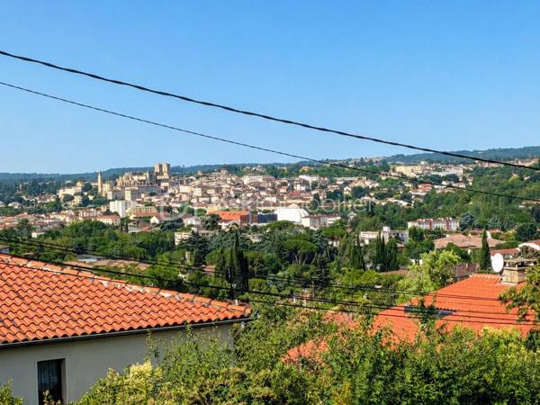 À seulement quelques minutes du centre-ville d'Auch, dans le quartier très recherché du Seilhan, découvrez cette maison d'environ 135 m² habitables offrant 4 chambres, un terrain d'environ 1 600 m² et une remarquable dépendance de 57 m². À proximité immédiate des commerces (Leclerc, Intermarché), des médecins, des écoles et des berges du Gers, elle réunit espace, fonctionnalité et potentiel.
La dépendance de 57 m², équipée d'une fosse mécanique et d'une pièce carrelée avec eau et électricité, constitue un véritable atout pour un artisan, un passionné d'automobile ou toute personne recherchant un vaste espace polyvalent.

Le rez-de-chaussée accueille une cuisine aménagée et équipée, un salon chaleureux sublimé par une magnifique cheminée en travertin, deux salles d'eau, un WC indépendant ainsi qu'un espace bureau ou dressing. À l'étage, accessible également par une entrée indépendante, vous découvrirez quatre chambres, une kitchenette, un WC et une pièce disposant déjà des arrivées d'eau et des évacuations nécessaires à la création d'une salle d'eau. Cette configuration offre de nombreuses possibilités d'aménagement selon vos projets, qu'il s'agisse d'une grande maison familiale, d'un espace indépendant ou d'une activité professionnelle..

Le chauffage est assuré par une chaudière au gaz, complétée par une climatisation réversible au rez-de-chaussée et un système gainable à l'étage, garantissant un confort toute l'année.

À l'extérieur, le terrain d'environ 1 600 m² offre plusieurs espaces distincts : jardin, vaste cour de stationnement, dépendance et différents enclos clôturés pouvant accueillir des petits animaux, être transformés en potager  ou être réaménagés selon vos envies. Depuis l'étage, certaines pièces bénéficient d'une agréable vue sur la cathédrale d'Auch.

Les + qui font la différence :

-  Quartier résidentiel recherché du Seilhan
-  DPE C 
-  Terrain clos et arboré
-  4 chambres
-  Hangar indépendant de 57 m²
-  Fosse mécanique dans le garage + pièce carrelée
-  Grand espace de stationnement
-  Chauffage gaz + climatisation réversible + gainable à l'étage
-  Belle vue dégagée et vue sur la cathédrale depuis certaines pièces de l'étage.
-  Proximité immédiate de Leclerc, Intermarché, des médecins, des écoles et des berges du Gers
-  Fort potentiel pour une famille, un artisan ou une activité nécessitant un grand espace de stockage

Une propriété aux multiples atouts, alliant le charme de l'ancien rénové, des équipements modernes, de généreuses dépendances et un emplacement privilégié dans le quartier du Seilhan. Une visite vous permettra d'en apprécier tout le potentiel.

*** Visite virtuelle sur demande***