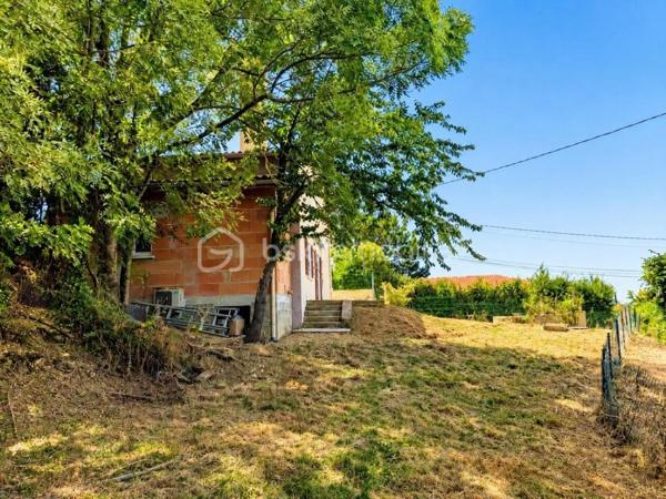 À seulement quelques minutes du centre-ville d'Auch, dans le quartier très recherché du Seilhan, découvrez cette maison d'environ 135 m² habitables offrant 4 chambres, un terrain d'environ 1 600 m² et une remarquable dépendance de 57 m². À proximité immédiate des commerces (Leclerc, Intermarché), des médecins, des écoles et des berges du Gers, elle réunit espace, fonctionnalité et potentiel.
La dépendance de 57 m², équipée d'une fosse mécanique et d'une pièce carrelée avec eau et électricité, constitue un véritable atout pour un artisan, un passionné d'automobile ou toute personne recherchant un vaste espace polyvalent.

Le rez-de-chaussée accueille une cuisine aménagée et équipée, un salon chaleureux sublimé par une magnifique cheminée en travertin, deux salles d'eau, un WC indépendant ainsi qu'un espace bureau ou dressing. À l'étage, accessible également par une entrée indépendante, vous découvrirez quatre chambres, une kitchenette, un WC et une pièce disposant déjà des arrivées d'eau et des évacuations nécessaires à la création d'une salle d'eau. Cette configuration offre de nombreuses possibilités d'aménagement selon vos projets, qu'il s'agisse d'une grande maison familiale, d'un espace indépendant ou d'une activité professionnelle..

Le chauffage est assuré par une chaudière au gaz, complétée par une climatisation réversible au rez-de-chaussée et un système gainable à l'étage, garantissant un confort toute l'année.

À l'extérieur, le terrain d'environ 1 600 m² offre plusieurs espaces distincts : jardin, vaste cour de stationnement, dépendance et différents enclos clôturés pouvant accueillir des petits animaux, être transformés en potager  ou être réaménagés selon vos envies. Depuis l'étage, certaines pièces bénéficient d'une agréable vue sur la cathédrale d'Auch.

Les + qui font la différence :

-  Quartier résidentiel recherché du Seilhan
-  DPE C 
-  Terrain clos et arboré
-  4 chambres
-  Hangar indépendant de 57 m²
-  Fosse mécanique dans le garage + pièce carrelée
-  Grand espace de stationnement
-  Chauffage gaz + climatisation réversible + gainable à l'étage
-  Belle vue dégagée et vue sur la cathédrale depuis certaines pièces de l'étage.
-  Proximité immédiate de Leclerc, Intermarché, des médecins, des écoles et des berges du Gers
-  Fort potentiel pour une famille, un artisan ou une activité nécessitant un grand espace de stockage

Une propriété aux multiples atouts, alliant le charme de l'ancien rénové, des équipements modernes, de généreuses dépendances et un emplacement privilégié dans le quartier du Seilhan. Une visite vous permettra d'en apprécier tout le potentiel.

*** Visite virtuelle sur demande***