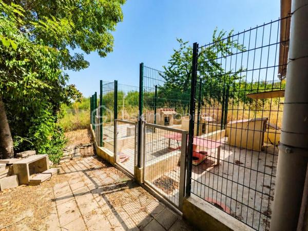 À seulement quelques minutes du centre-ville d'Auch, dans le quartier très recherché du Seilhan, découvrez cette maison d'environ 135 m² habitables offrant 4 chambres, un terrain d'environ 1 600 m² et une remarquable dépendance de 57 m². À proximité immédiate des commerces (Leclerc, Intermarché), des médecins, des écoles et des berges du Gers, elle réunit espace, fonctionnalité et potentiel.
La dépendance de 57 m², équipée d'une fosse mécanique et d'une pièce carrelée avec eau et électricité, constitue un véritable atout pour un artisan, un passionné d'automobile ou toute personne recherchant un vaste espace polyvalent.

Le rez-de-chaussée accueille une cuisine aménagée et équipée, un salon chaleureux sublimé par une magnifique cheminée en travertin, deux salles d'eau, un WC indépendant ainsi qu'un espace bureau ou dressing. À l'étage, accessible également par une entrée indépendante, vous découvrirez quatre chambres, une kitchenette, un WC et une pièce disposant déjà des arrivées d'eau et des évacuations nécessaires à la création d'une salle d'eau. Cette configuration offre de nombreuses possibilités d'aménagement selon vos projets, qu'il s'agisse d'une grande maison familiale, d'un espace indépendant ou d'une activité professionnelle..

Le chauffage est assuré par une chaudière au gaz, complétée par une climatisation réversible au rez-de-chaussée et un système gainable à l'étage, garantissant un confort toute l'année.

À l'extérieur, le terrain d'environ 1 600 m² offre plusieurs espaces distincts : jardin, vaste cour de stationnement, dépendance et différents enclos clôturés pouvant accueillir des petits animaux, être transformés en potager  ou être réaménagés selon vos envies. Depuis l'étage, certaines pièces bénéficient d'une agréable vue sur la cathédrale d'Auch.

Les + qui font la différence :

-  Quartier résidentiel recherché du Seilhan
-  DPE C 
-  Terrain clos et arboré
-  4 chambres
-  Hangar indépendant de 57 m²
-  Fosse mécanique dans le garage + pièce carrelée
-  Grand espace de stationnement
-  Chauffage gaz + climatisation réversible + gainable à l'étage
-  Belle vue dégagée et vue sur la cathédrale depuis certaines pièces de l'étage.
-  Proximité immédiate de Leclerc, Intermarché, des médecins, des écoles et des berges du Gers
-  Fort potentiel pour une famille, un artisan ou une activité nécessitant un grand espace de stockage

Une propriété aux multiples atouts, alliant le charme de l'ancien rénové, des équipements modernes, de généreuses dépendances et un emplacement privilégié dans le quartier du Seilhan. Une visite vous permettra d'en apprécier tout le potentiel.

*** Visite virtuelle sur demande***