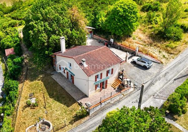 À seulement quelques minutes du centre-ville d'Auch, dans le quartier très recherché du Seilhan, découvrez cette maison d'environ 135 m² habitables offrant 4 chambres, un terrain d'environ 1 600 m² et une remarquable dépendance de 57 m². À proximité immédiate des commerces (Leclerc, Intermarché), des médecins, des écoles et des berges du Gers, elle réunit espace, fonctionnalité et potentiel.
La dépendance de 57 m², équipée d'une fosse mécanique et d'une pièce carrelée avec eau et électricité, constitue un véritable atout pour un artisan, un passionné d'automobile ou toute personne recherchant un vaste espace polyvalent.

Le rez-de-chaussée accueille une cuisine aménagée et équipée, un salon chaleureux sublimé par une magnifique cheminée en travertin, deux salles d'eau, un WC indépendant ainsi qu'un espace bureau ou dressing. À l'étage, accessible également par une entrée indépendante, vous découvrirez quatre chambres, une kitchenette, un WC et une pièce disposant déjà des arrivées d'eau et des évacuations nécessaires à la création d'une salle d'eau. Cette configuration offre de nombreuses possibilités d'aménagement selon vos projets, qu'il s'agisse d'une grande maison familiale, d'un espace indépendant ou d'une activité professionnelle..

Le chauffage est assuré par une chaudière au gaz, complétée par une climatisation réversible au rez-de-chaussée et un système gainable à l'étage, garantissant un confort toute l'année.

À l'extérieur, le terrain d'environ 1 600 m² offre plusieurs espaces distincts : jardin, vaste cour de stationnement, dépendance et différents enclos clôturés pouvant accueillir des petits animaux, être transformés en potager  ou être réaménagés selon vos envies. Depuis l'étage, certaines pièces bénéficient d'une agréable vue sur la cathédrale d'Auch.

Les + qui font la différence :

-  Quartier résidentiel recherché du Seilhan
-  DPE C 
-  Terrain clos et arboré
-  4 chambres
-  Hangar indépendant de 57 m²
-  Fosse mécanique dans le garage + pièce carrelée
-  Grand espace de stationnement
-  Chauffage gaz + climatisation réversible + gainable à l'étage
-  Belle vue dégagée et vue sur la cathédrale depuis certaines pièces de l'étage.
-  Proximité immédiate de Leclerc, Intermarché, des médecins, des écoles et des berges du Gers
-  Fort potentiel pour une famille, un artisan ou une activité nécessitant un grand espace de stockage

Une propriété aux multiples atouts, alliant le charme de l'ancien rénové, des équipements modernes, de généreuses dépendances et un emplacement privilégié dans le quartier du Seilhan. Une visite vous permettra d'en apprécier tout le potentiel.

*** Visite virtuelle sur demande***