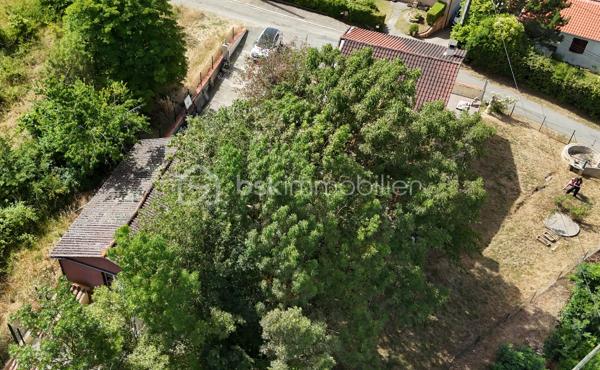 À seulement quelques minutes du centre-ville d'Auch, dans le quartier très recherché du Seilhan, découvrez cette maison d'environ 135 m² habitables offrant 4 chambres, un terrain d'environ 1 600 m² et une remarquable dépendance de 57 m². À proximité immédiate des commerces (Leclerc, Intermarché), des médecins, des écoles et des berges du Gers, elle réunit espace, fonctionnalité et potentiel.
La dépendance de 57 m², équipée d'une fosse mécanique et d'une pièce carrelée avec eau et électricité, constitue un véritable atout pour un artisan, un passionné d'automobile ou toute personne recherchant un vaste espace polyvalent.

Le rez-de-chaussée accueille une cuisine aménagée et équipée, un salon chaleureux sublimé par une magnifique cheminée en travertin, deux salles d'eau, un WC indépendant ainsi qu'un espace bureau ou dressing. À l'étage, accessible également par une entrée indépendante, vous découvrirez quatre chambres, une kitchenette, un WC et une pièce disposant déjà des arrivées d'eau et des évacuations nécessaires à la création d'une salle d'eau. Cette configuration offre de nombreuses possibilités d'aménagement selon vos projets, qu'il s'agisse d'une grande maison familiale, d'un espace indépendant ou d'une activité professionnelle..

Le chauffage est assuré par une chaudière au gaz, complétée par une climatisation réversible au rez-de-chaussée et un système gainable à l'étage, garantissant un confort toute l'année.

À l'extérieur, le terrain d'environ 1 600 m² offre plusieurs espaces distincts : jardin, vaste cour de stationnement, dépendance et différents enclos clôturés pouvant accueillir des petits animaux, être transformés en potager  ou être réaménagés selon vos envies. Depuis l'étage, certaines pièces bénéficient d'une agréable vue sur la cathédrale d'Auch.

Les + qui font la différence :

-  Quartier résidentiel recherché du Seilhan
-  DPE C 
-  Terrain clos et arboré
-  4 chambres
-  Hangar indépendant de 57 m²
-  Fosse mécanique dans le garage + pièce carrelée
-  Grand espace de stationnement
-  Chauffage gaz + climatisation réversible + gainable à l'étage
-  Belle vue dégagée et vue sur la cathédrale depuis certaines pièces de l'étage.
-  Proximité immédiate de Leclerc, Intermarché, des médecins, des écoles et des berges du Gers
-  Fort potentiel pour une famille, un artisan ou une activité nécessitant un grand espace de stockage

Une propriété aux multiples atouts, alliant le charme de l'ancien rénové, des équipements modernes, de généreuses dépendances et un emplacement privilégié dans le quartier du Seilhan. Une visite vous permettra d'en apprécier tout le potentiel.

*** Visite virtuelle sur demande***