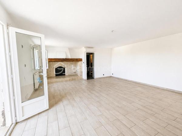 À seulement quelques minutes du centre-ville d'Auch, dans le quartier très recherché du Seilhan, découvrez cette maison d'environ 135 m² habitables offrant 4 chambres, un terrain d'environ 1 600 m² et une remarquable dépendance de 57 m². À proximité immédiate des commerces (Leclerc, Intermarché), des médecins, des écoles et des berges du Gers, elle réunit espace, fonctionnalité et potentiel.
La dépendance de 57 m², équipée d'une fosse mécanique et d'une pièce carrelée avec eau et électricité, constitue un véritable atout pour un artisan, un passionné d'automobile ou toute personne recherchant un vaste espace polyvalent.

Le rez-de-chaussée accueille une cuisine aménagée et équipée, un salon chaleureux sublimé par une magnifique cheminée en travertin, deux salles d'eau, un WC indépendant ainsi qu'un espace bureau ou dressing. À l'étage, accessible également par une entrée indépendante, vous découvrirez quatre chambres, une kitchenette, un WC et une pièce disposant déjà des arrivées d'eau et des évacuations nécessaires à la création d'une salle d'eau. Cette configuration offre de nombreuses possibilités d'aménagement selon vos projets, qu'il s'agisse d'une grande maison familiale, d'un espace indépendant ou d'une activité professionnelle..

Le chauffage est assuré par une chaudière au gaz, complétée par une climatisation réversible au rez-de-chaussée et un système gainable à l'étage, garantissant un confort toute l'année.

À l'extérieur, le terrain d'environ 1 600 m² offre plusieurs espaces distincts : jardin, vaste cour de stationnement, dépendance et différents enclos clôturés pouvant accueillir des petits animaux, être transformés en potager  ou être réaménagés selon vos envies. Depuis l'étage, certaines pièces bénéficient d'une agréable vue sur la cathédrale d'Auch.

Les + qui font la différence :

-  Quartier résidentiel recherché du Seilhan
-  DPE C 
-  Terrain clos et arboré
-  4 chambres
-  Hangar indépendant de 57 m²
-  Fosse mécanique dans le garage + pièce carrelée
-  Grand espace de stationnement
-  Chauffage gaz + climatisation réversible + gainable à l'étage
-  Belle vue dégagée et vue sur la cathédrale depuis certaines pièces de l'étage.
-  Proximité immédiate de Leclerc, Intermarché, des médecins, des écoles et des berges du Gers
-  Fort potentiel pour une famille, un artisan ou une activité nécessitant un grand espace de stockage

Une propriété aux multiples atouts, alliant le charme de l'ancien rénové, des équipements modernes, de généreuses dépendances et un emplacement privilégié dans le quartier du Seilhan. Une visite vous permettra d'en apprécier tout le potentiel.

*** Visite virtuelle sur demande***