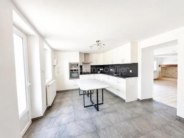 À seulement quelques minutes du centre-ville d'Auch, dans le quartier très recherché du Seilhan, découvrez cette maison d'environ 135 m² habitables offrant 4 chambres, un terrain d'environ 1 600 m² et une remarquable dépendance de 57 m². À proximité immédiate des commerces (Leclerc, Intermarché), des médecins, des écoles et des berges du Gers, elle réunit espace, fonctionnalité et potentiel.
La dépendance de 57 m², équipée d'une fosse mécanique et d'une pièce carrelée avec eau et électricité, constitue un véritable atout pour un artisan, un passionné d'automobile ou toute personne recherchant un vaste espace polyvalent.

Le rez-de-chaussée accueille une cuisine aménagée et équipée, un salon chaleureux sublimé par une magnifique cheminée en travertin, deux salles d'eau, un WC indépendant ainsi qu'un espace bureau ou dressing. À l'étage, accessible également par une entrée indépendante, vous découvrirez quatre chambres, une kitchenette, un WC et une pièce disposant déjà des arrivées d'eau et des évacuations nécessaires à la création d'une salle d'eau. Cette configuration offre de nombreuses possibilités d'aménagement selon vos projets, qu'il s'agisse d'une grande maison familiale, d'un espace indépendant ou d'une activité professionnelle..

Le chauffage est assuré par une chaudière au gaz, complétée par une climatisation réversible au rez-de-chaussée et un système gainable à l'étage, garantissant un confort toute l'année.

À l'extérieur, le terrain d'environ 1 600 m² offre plusieurs espaces distincts : jardin, vaste cour de stationnement, dépendance et différents enclos clôturés pouvant accueillir des petits animaux, être transformés en potager  ou être réaménagés selon vos envies. Depuis l'étage, certaines pièces bénéficient d'une agréable vue sur la cathédrale d'Auch.

Les + qui font la différence :

-  Quartier résidentiel recherché du Seilhan
-  DPE C 
-  Terrain clos et arboré
-  4 chambres
-  Hangar indépendant de 57 m²
-  Fosse mécanique dans le garage + pièce carrelée
-  Grand espace de stationnement
-  Chauffage gaz + climatisation réversible + gainable à l'étage
-  Belle vue dégagée et vue sur la cathédrale depuis certaines pièces de l'étage.
-  Proximité immédiate de Leclerc, Intermarché, des médecins, des écoles et des berges du Gers
-  Fort potentiel pour une famille, un artisan ou une activité nécessitant un grand espace de stockage

Une propriété aux multiples atouts, alliant le charme de l'ancien rénové, des équipements modernes, de généreuses dépendances et un emplacement privilégié dans le quartier du Seilhan. Une visite vous permettra d'en apprécier tout le potentiel.

*** Visite virtuelle sur demande***