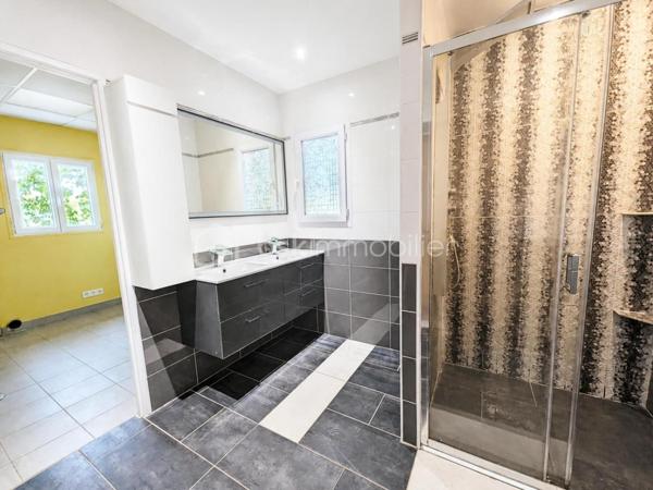 À seulement quelques minutes du centre-ville d'Auch, dans le quartier très recherché du Seilhan, découvrez cette maison d'environ 135 m² habitables offrant 4 chambres, un terrain d'environ 1 600 m² et une remarquable dépendance de 57 m². À proximité immédiate des commerces (Leclerc, Intermarché), des médecins, des écoles et des berges du Gers, elle réunit espace, fonctionnalité et potentiel.
La dépendance de 57 m², équipée d'une fosse mécanique et d'une pièce carrelée avec eau et électricité, constitue un véritable atout pour un artisan, un passionné d'automobile ou toute personne recherchant un vaste espace polyvalent.

Le rez-de-chaussée accueille une cuisine aménagée et équipée, un salon chaleureux sublimé par une magnifique cheminée en travertin, deux salles d'eau, un WC indépendant ainsi qu'un espace bureau ou dressing. À l'étage, accessible également par une entrée indépendante, vous découvrirez quatre chambres, une kitchenette, un WC et une pièce disposant déjà des arrivées d'eau et des évacuations nécessaires à la création d'une salle d'eau. Cette configuration offre de nombreuses possibilités d'aménagement selon vos projets, qu'il s'agisse d'une grande maison familiale, d'un espace indépendant ou d'une activité professionnelle..

Le chauffage est assuré par une chaudière au gaz, complétée par une climatisation réversible au rez-de-chaussée et un système gainable à l'étage, garantissant un confort toute l'année.

À l'extérieur, le terrain d'environ 1 600 m² offre plusieurs espaces distincts : jardin, vaste cour de stationnement, dépendance et différents enclos clôturés pouvant accueillir des petits animaux, être transformés en potager  ou être réaménagés selon vos envies. Depuis l'étage, certaines pièces bénéficient d'une agréable vue sur la cathédrale d'Auch.

Les + qui font la différence :

-  Quartier résidentiel recherché du Seilhan
-  DPE C 
-  Terrain clos et arboré
-  4 chambres
-  Hangar indépendant de 57 m²
-  Fosse mécanique dans le garage + pièce carrelée
-  Grand espace de stationnement
-  Chauffage gaz + climatisation réversible + gainable à l'étage
-  Belle vue dégagée et vue sur la cathédrale depuis certaines pièces de l'étage.
-  Proximité immédiate de Leclerc, Intermarché, des médecins, des écoles et des berges du Gers
-  Fort potentiel pour une famille, un artisan ou une activité nécessitant un grand espace de stockage

Une propriété aux multiples atouts, alliant le charme de l'ancien rénové, des équipements modernes, de généreuses dépendances et un emplacement privilégié dans le quartier du Seilhan. Une visite vous permettra d'en apprécier tout le potentiel.

*** Visite virtuelle sur demande***