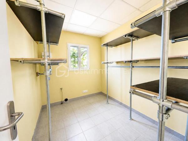 À seulement quelques minutes du centre-ville d'Auch, dans le quartier très recherché du Seilhan, découvrez cette maison d'environ 135 m² habitables offrant 4 chambres, un terrain d'environ 1 600 m² et une remarquable dépendance de 57 m². À proximité immédiate des commerces (Leclerc, Intermarché), des médecins, des écoles et des berges du Gers, elle réunit espace, fonctionnalité et potentiel.
La dépendance de 57 m², équipée d'une fosse mécanique et d'une pièce carrelée avec eau et électricité, constitue un véritable atout pour un artisan, un passionné d'automobile ou toute personne recherchant un vaste espace polyvalent.

Le rez-de-chaussée accueille une cuisine aménagée et équipée, un salon chaleureux sublimé par une magnifique cheminée en travertin, deux salles d'eau, un WC indépendant ainsi qu'un espace bureau ou dressing. À l'étage, accessible également par une entrée indépendante, vous découvrirez quatre chambres, une kitchenette, un WC et une pièce disposant déjà des arrivées d'eau et des évacuations nécessaires à la création d'une salle d'eau. Cette configuration offre de nombreuses possibilités d'aménagement selon vos projets, qu'il s'agisse d'une grande maison familiale, d'un espace indépendant ou d'une activité professionnelle..

Le chauffage est assuré par une chaudière au gaz, complétée par une climatisation réversible au rez-de-chaussée et un système gainable à l'étage, garantissant un confort toute l'année.

À l'extérieur, le terrain d'environ 1 600 m² offre plusieurs espaces distincts : jardin, vaste cour de stationnement, dépendance et différents enclos clôturés pouvant accueillir des petits animaux, être transformés en potager  ou être réaménagés selon vos envies. Depuis l'étage, certaines pièces bénéficient d'une agréable vue sur la cathédrale d'Auch.

Les + qui font la différence :

-  Quartier résidentiel recherché du Seilhan
-  DPE C 
-  Terrain clos et arboré
-  4 chambres
-  Hangar indépendant de 57 m²
-  Fosse mécanique dans le garage + pièce carrelée
-  Grand espace de stationnement
-  Chauffage gaz + climatisation réversible + gainable à l'étage
-  Belle vue dégagée et vue sur la cathédrale depuis certaines pièces de l'étage.
-  Proximité immédiate de Leclerc, Intermarché, des médecins, des écoles et des berges du Gers
-  Fort potentiel pour une famille, un artisan ou une activité nécessitant un grand espace de stockage

Une propriété aux multiples atouts, alliant le charme de l'ancien rénové, des équipements modernes, de généreuses dépendances et un emplacement privilégié dans le quartier du Seilhan. Une visite vous permettra d'en apprécier tout le potentiel.

*** Visite virtuelle sur demande***