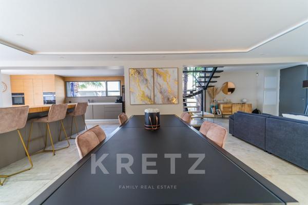 Exceptionnelle villa d'architecte en première ligne face à la mer