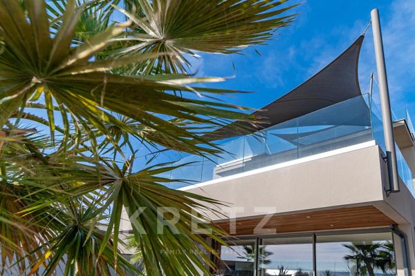 Exceptionnelle villa d'architecte en première ligne face à la mer