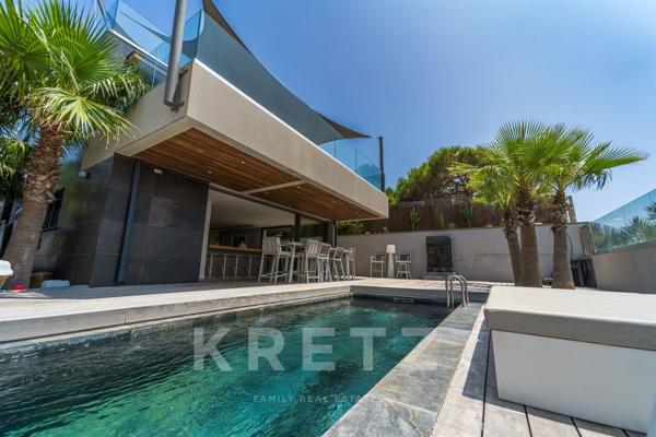 Exceptionnelle villa d'architecte en première ligne face à la mer