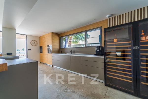 Exceptionnelle villa d'architecte en première ligne face à la mer