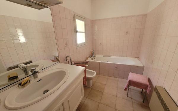 Maison à vendre    5 pièces •  Roquemaure