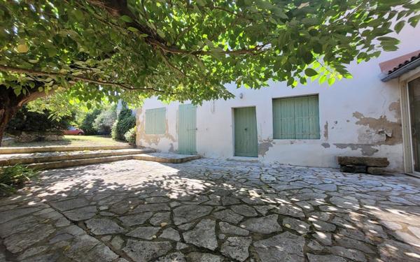 Maison à vendre    5 pièces •  Roquemaure