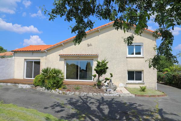 Maison individuelle avec dépendance et grand jardin clos à vendre à Semussac (17). Semussac (17120)