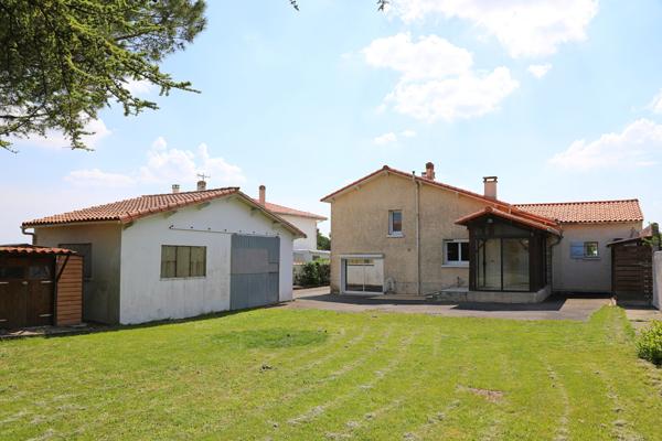 Maison individuelle avec dépendance et grand jardin clos à vendre à Semussac (17). Semussac (17120)