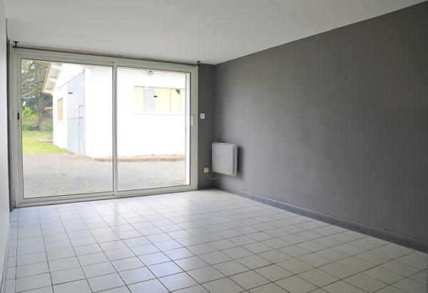 Maison individuelle avec dépendance et grand jardin clos à vendre à Semussac (17). Semussac (17120)