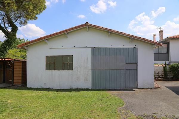 Maison individuelle avec dépendance et grand jardin clos à vendre à Semussac (17). Semussac (17120)