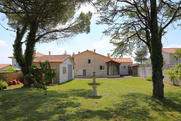 Maison individuelle avec dépendance et grand jardin clos à vendre à Semussac (17). Semussac (17120)