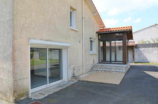 Maison individuelle avec dépendance et grand jardin clos à vendre à Semussac (17). Semussac (17120)