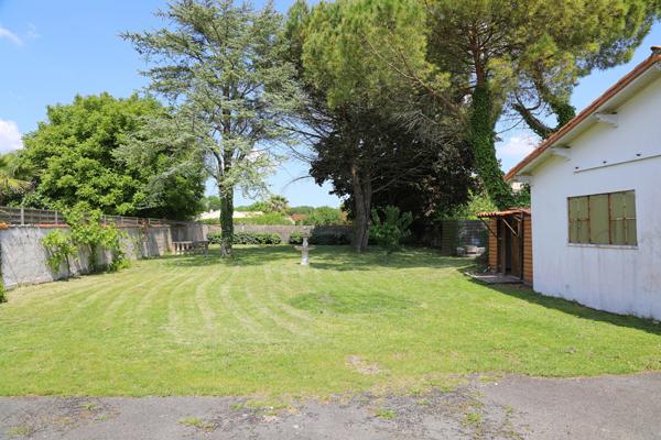 Maison individuelle avec dépendance et grand jardin clos à vendre à Semussac (17). Semussac (17120)