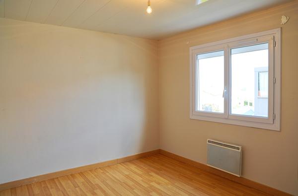 Maison individuelle avec dépendance et grand jardin clos à vendre à Semussac (17). Semussac (17120)