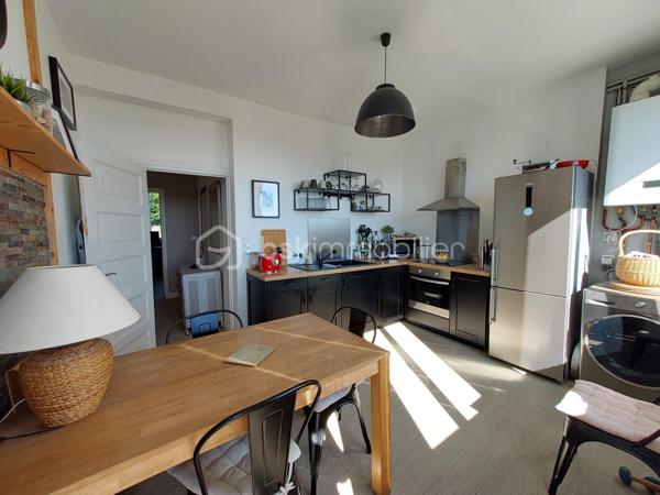 ✨ Appartement T3 souplex avec jardin et vue exceptionnelle à Royat ✨

Situé sur la commune prisée de Royat, à proximité immédiate de Clermont-Ferrand, venez découvrir ce charmant appartement T3 d’environ 51 m² + 12 M2, niché en rez-de-chaussée d’un immeuble des années 1950.

Dès l’entrée, vous serez séduit par une distribution fonctionnelle :

un salon lumineux,
une cuisine indépendante,
Une chambre confortable,
une salle d’eau avec WC.


À l’extérieur, les atouts sont rares et recherchés :
Pièce supplémentaire en souplex Servant de chambre actuellement ( 12 M2)
🌿 un jardin partagé pour profiter des beaux jours,
🌅 un balcon offrant une vue exceptionnelle,
🚗 une place de parking.

L’exposition Est-Ouest garantit une belle luminosité tout au long de la journée.

Le chauffage est au gaz ( chaudière de 2019) et le logement est classé DPE E .

L'électricité, les Huisseries et la façade de l'immeuble ont été rénovés en 2019- 2020.

💡 Un bien idéal aussi bien pour une résidence principale que pour un investissement, dans un secteur calme et recherché, à deux pas des commodités et des thermes.