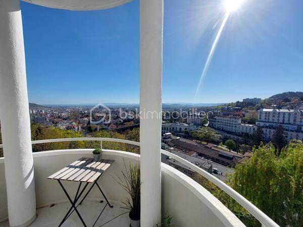 ✨ Appartement T3 souplex avec jardin et vue exceptionnelle à Royat ✨

Situé sur la commune prisée de Royat, à proximité immédiate de Clermont-Ferrand, venez découvrir ce charmant appartement T3 d’environ 51 m² + 12 M2, niché en rez-de-chaussée d’un immeuble des années 1950.

Dès l’entrée, vous serez séduit par une distribution fonctionnelle :

un salon lumineux,
une cuisine indépendante,
Une chambre confortable,
une salle d’eau avec WC.


À l’extérieur, les atouts sont rares et recherchés :
Pièce supplémentaire en souplex Servant de chambre actuellement ( 12 M2)
🌿 un jardin partagé pour profiter des beaux jours,
🌅 un balcon offrant une vue exceptionnelle,
🚗 une place de parking.

L’exposition Est-Ouest garantit une belle luminosité tout au long de la journée.

Le chauffage est au gaz ( chaudière de 2019) et le logement est classé DPE E .

L'électricité, les Huisseries et la façade de l'immeuble ont été rénovés en 2019- 2020.

💡 Un bien idéal aussi bien pour une résidence principale que pour un investissement, dans un secteur calme et recherché, à deux pas des commodités et des thermes.