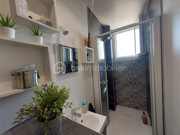 ✨ Appartement T3 souplex avec jardin et vue exceptionnelle à Royat ✨

Situé sur la commune prisée de Royat, à proximité immédiate de Clermont-Ferrand, venez découvrir ce charmant appartement T3 d’environ 51 m² + 12 M2, niché en rez-de-chaussée d’un immeuble des années 1950.

Dès l’entrée, vous serez séduit par une distribution fonctionnelle :

un salon lumineux,
une cuisine indépendante,
Une chambre confortable,
une salle d’eau avec WC.


À l’extérieur, les atouts sont rares et recherchés :
Pièce supplémentaire en souplex Servant de chambre actuellement ( 12 M2)
🌿 un jardin partagé pour profiter des beaux jours,
🌅 un balcon offrant une vue exceptionnelle,
🚗 une place de parking.

L’exposition Est-Ouest garantit une belle luminosité tout au long de la journée.

Le chauffage est au gaz ( chaudière de 2019) et le logement est classé DPE E .

L'électricité, les Huisseries et la façade de l'immeuble ont été rénovés en 2019- 2020.

💡 Un bien idéal aussi bien pour une résidence principale que pour un investissement, dans un secteur calme et recherché, à deux pas des commodités et des thermes.