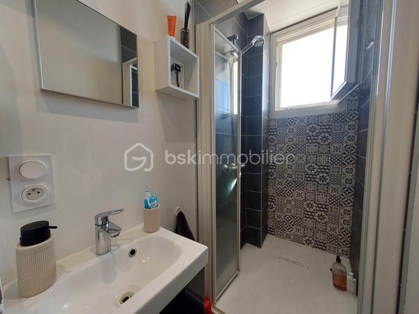 ✨ Appartement T3 souplex avec jardin et vue exceptionnelle à Royat ✨

Situé sur la commune prisée de Royat, à proximité immédiate de Clermont-Ferrand, venez découvrir ce charmant appartement T3 d’environ 51 m² + 12 M2, niché en rez-de-chaussée d’un immeuble des années 1950.

Dès l’entrée, vous serez séduit par une distribution fonctionnelle :

un salon lumineux,
une cuisine indépendante,
Une chambre confortable,
une salle d’eau avec WC.


À l’extérieur, les atouts sont rares et recherchés :
Pièce supplémentaire en souplex Servant de chambre actuellement ( 12 M2)
🌿 un jardin partagé pour profiter des beaux jours,
🌅 un balcon offrant une vue exceptionnelle,
🚗 une place de parking.

L’exposition Est-Ouest garantit une belle luminosité tout au long de la journée.

Le chauffage est au gaz ( chaudière de 2019) et le logement est classé DPE E .

L'électricité, les Huisseries et la façade de l'immeuble ont été rénovés en 2019- 2020.

💡 Un bien idéal aussi bien pour une résidence principale que pour un investissement, dans un secteur calme et recherché, à deux pas des commodités et des thermes.