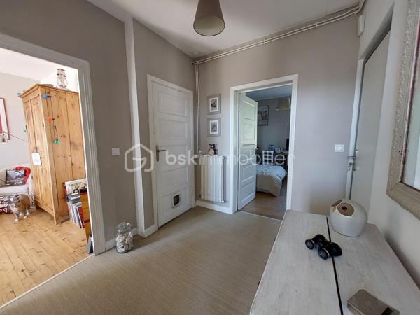 ✨ Appartement T3 souplex avec jardin et vue exceptionnelle à Royat ✨

Situé sur la commune prisée de Royat, à proximité immédiate de Clermont-Ferrand, venez découvrir ce charmant appartement T3 d’environ 51 m² + 12 M2, niché en rez-de-chaussée d’un immeuble des années 1950.

Dès l’entrée, vous serez séduit par une distribution fonctionnelle :

un salon lumineux,
une cuisine indépendante,
Une chambre confortable,
une salle d’eau avec WC.


À l’extérieur, les atouts sont rares et recherchés :
Pièce supplémentaire en souplex Servant de chambre actuellement ( 12 M2)
🌿 un jardin partagé pour profiter des beaux jours,
🌅 un balcon offrant une vue exceptionnelle,
🚗 une place de parking.

L’exposition Est-Ouest garantit une belle luminosité tout au long de la journée.

Le chauffage est au gaz ( chaudière de 2019) et le logement est classé DPE E .

L'électricité, les Huisseries et la façade de l'immeuble ont été rénovés en 2019- 2020.

💡 Un bien idéal aussi bien pour une résidence principale que pour un investissement, dans un secteur calme et recherché, à deux pas des commodités et des thermes.
