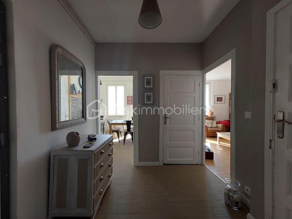 ✨ Appartement T3 souplex avec jardin et vue exceptionnelle à Royat ✨

Situé sur la commune prisée de Royat, à proximité immédiate de Clermont-Ferrand, venez découvrir ce charmant appartement T3 d’environ 51 m² + 12 M2, niché en rez-de-chaussée d’un immeuble des années 1950.

Dès l’entrée, vous serez séduit par une distribution fonctionnelle :

un salon lumineux,
une cuisine indépendante,
Une chambre confortable,
une salle d’eau avec WC.


À l’extérieur, les atouts sont rares et recherchés :
Pièce supplémentaire en souplex Servant de chambre actuellement ( 12 M2)
🌿 un jardin partagé pour profiter des beaux jours,
🌅 un balcon offrant une vue exceptionnelle,
🚗 une place de parking.

L’exposition Est-Ouest garantit une belle luminosité tout au long de la journée.

Le chauffage est au gaz ( chaudière de 2019) et le logement est classé DPE E .

L'électricité, les Huisseries et la façade de l'immeuble ont été rénovés en 2019- 2020.

💡 Un bien idéal aussi bien pour une résidence principale que pour un investissement, dans un secteur calme et recherché, à deux pas des commodités et des thermes.