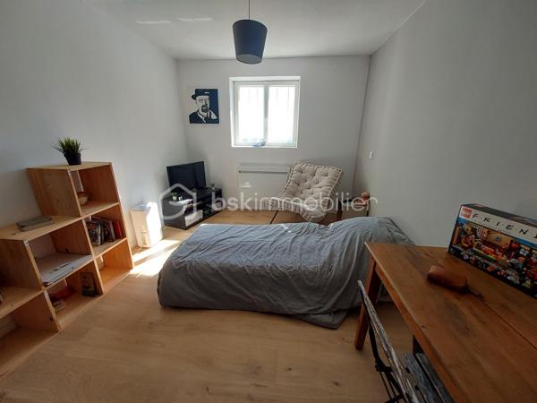 ✨ Appartement T3 souplex avec jardin et vue exceptionnelle à Royat ✨

Situé sur la commune prisée de Royat, à proximité immédiate de Clermont-Ferrand, venez découvrir ce charmant appartement T3 d’environ 51 m² + 12 M2, niché en rez-de-chaussée d’un immeuble des années 1950.

Dès l’entrée, vous serez séduit par une distribution fonctionnelle :

un salon lumineux,
une cuisine indépendante,
Une chambre confortable,
une salle d’eau avec WC.


À l’extérieur, les atouts sont rares et recherchés :
Pièce supplémentaire en souplex Servant de chambre actuellement ( 12 M2)
🌿 un jardin partagé pour profiter des beaux jours,
🌅 un balcon offrant une vue exceptionnelle,
🚗 une place de parking.

L’exposition Est-Ouest garantit une belle luminosité tout au long de la journée.

Le chauffage est au gaz ( chaudière de 2019) et le logement est classé DPE E .

L'électricité, les Huisseries et la façade de l'immeuble ont été rénovés en 2019- 2020.

💡 Un bien idéal aussi bien pour une résidence principale que pour un investissement, dans un secteur calme et recherché, à deux pas des commodités et des thermes.