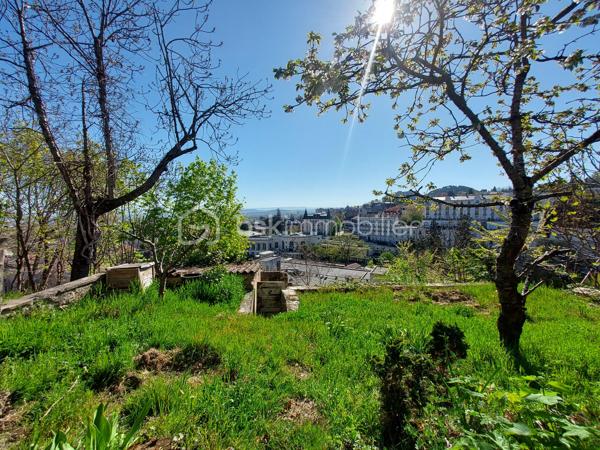 ✨ Appartement T3 souplex avec jardin et vue exceptionnelle à Royat ✨

Situé sur la commune prisée de Royat, à proximité immédiate de Clermont-Ferrand, venez découvrir ce charmant appartement T3 d’environ 51 m² + 12 M2, niché en rez-de-chaussée d’un immeuble des années 1950.

Dès l’entrée, vous serez séduit par une distribution fonctionnelle :

un salon lumineux,
une cuisine indépendante,
Une chambre confortable,
une salle d’eau avec WC.


À l’extérieur, les atouts sont rares et recherchés :
Pièce supplémentaire en souplex Servant de chambre actuellement ( 12 M2)
🌿 un jardin partagé pour profiter des beaux jours,
🌅 un balcon offrant une vue exceptionnelle,
🚗 une place de parking.

L’exposition Est-Ouest garantit une belle luminosité tout au long de la journée.

Le chauffage est au gaz ( chaudière de 2019) et le logement est classé DPE E .

L'électricité, les Huisseries et la façade de l'immeuble ont été rénovés en 2019- 2020.

💡 Un bien idéal aussi bien pour une résidence principale que pour un investissement, dans un secteur calme et recherché, à deux pas des commodités et des thermes.